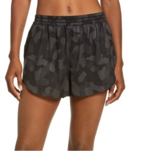 ZELLA RUN IN CAMO BLACK CAMOUFLAGE ELASTIC WAIST ATHLETIC SHORTS WOMENS XS - Picture 1 of 6